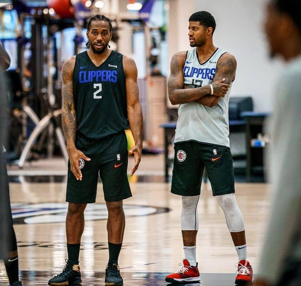 对手在防他的时候完全没办法（对手对他的防守束手无策）