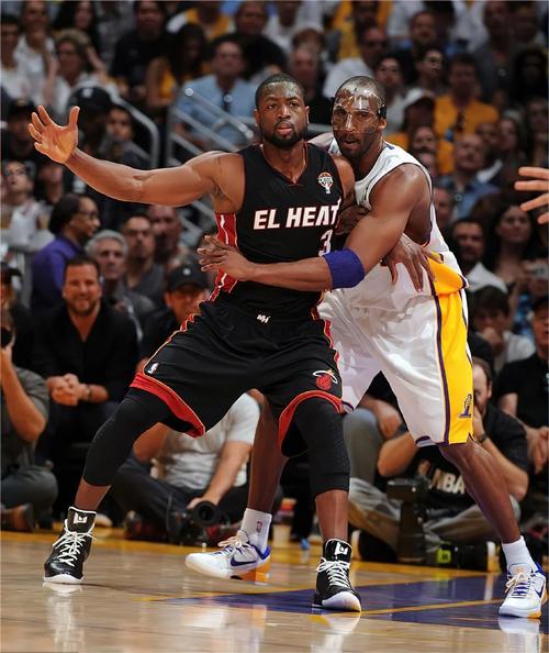 邓弗里斯：希望两到三周内复出，我们的球队就像一个大家庭（邓弗里斯：力争两三周内回归，球队就像一家人）